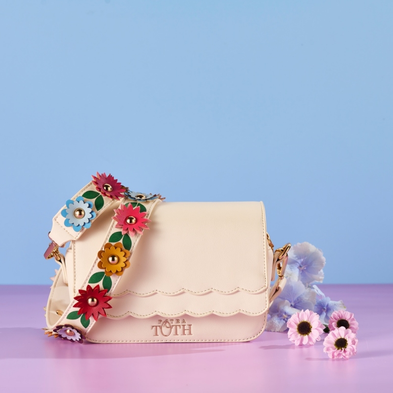 Cream handbag with a strap with flowers