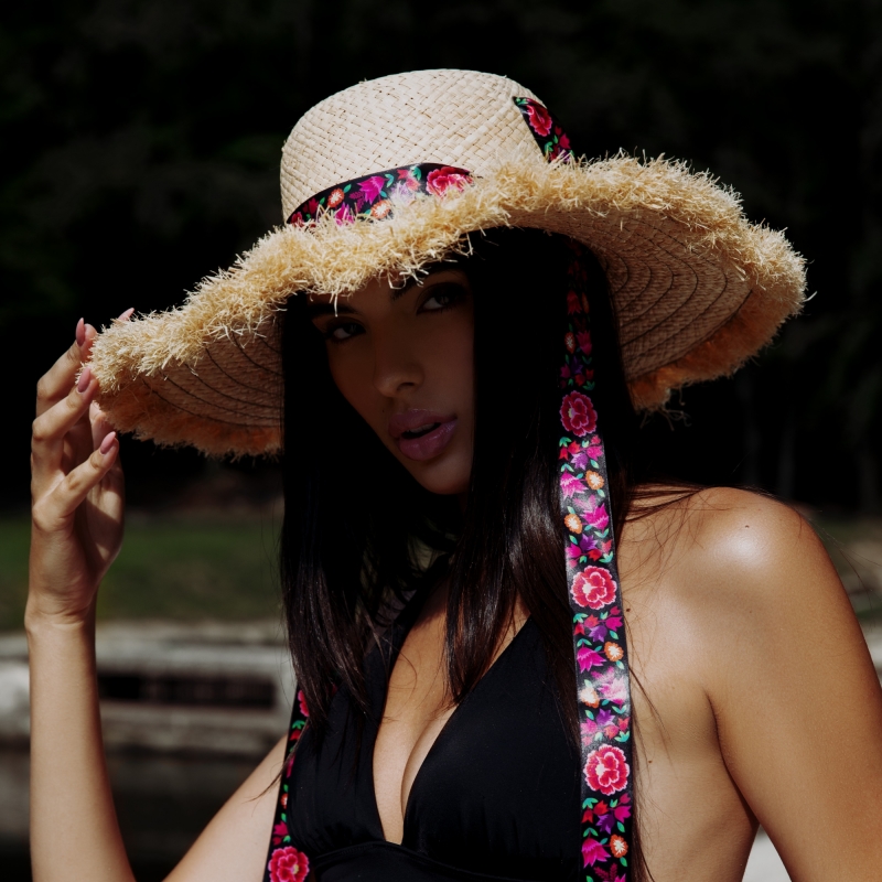 Straw hat with interchangeable ribbons