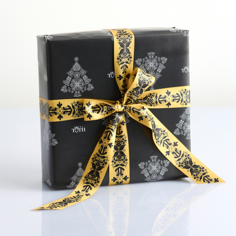 Christmas gift box gold ornaments 1
