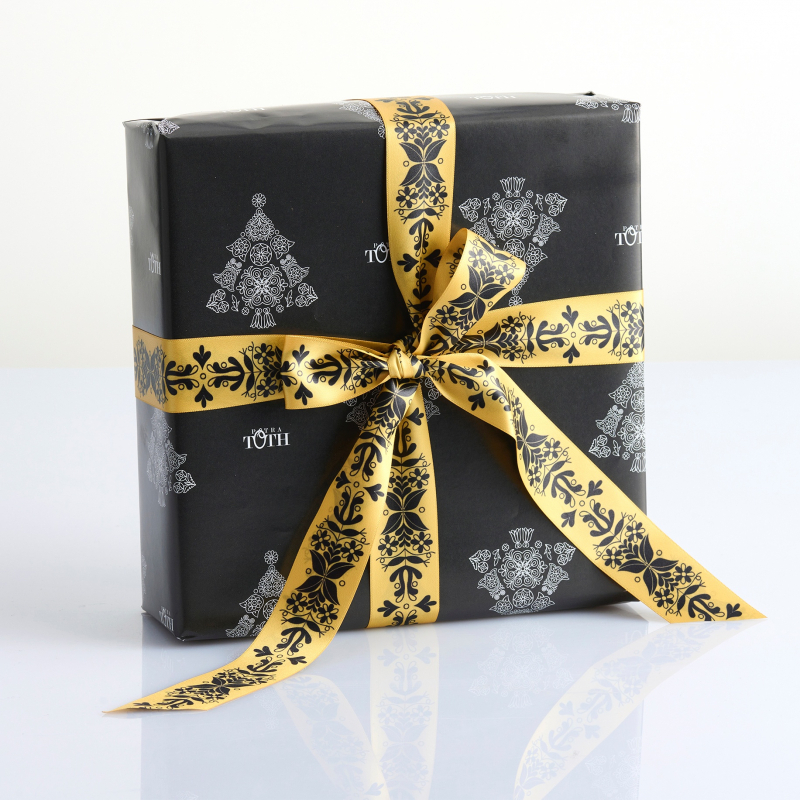 Christmas gift box gold ornaments 8