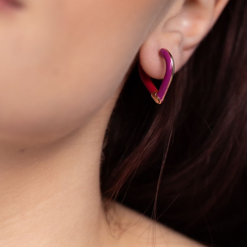 Small earrings with an inner part in red-violet