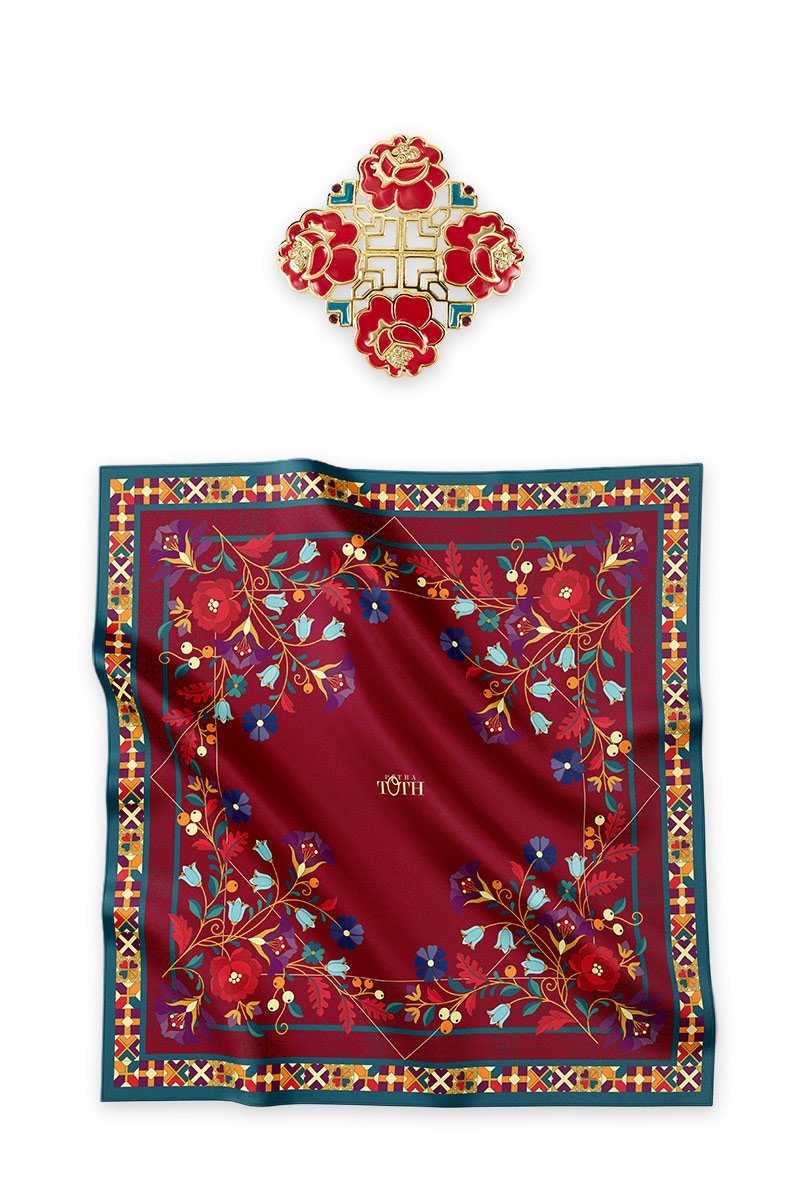 Szatén kendő brosscsal (Ki)törölt örökség