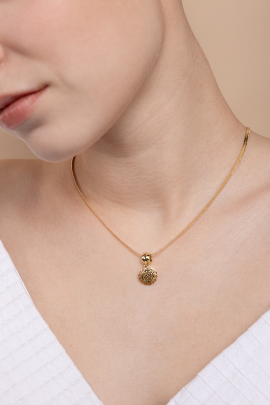 Arany bevonatú lánc Naprózsa medállal