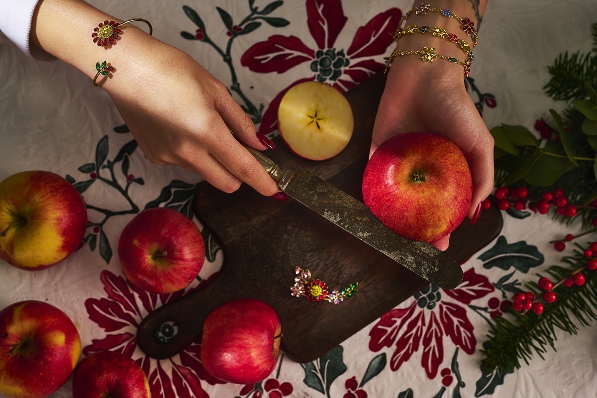 Bohatosť v jednoduchosti – Tradičné VIANOČNÉ menu - Rozkrojené jablko