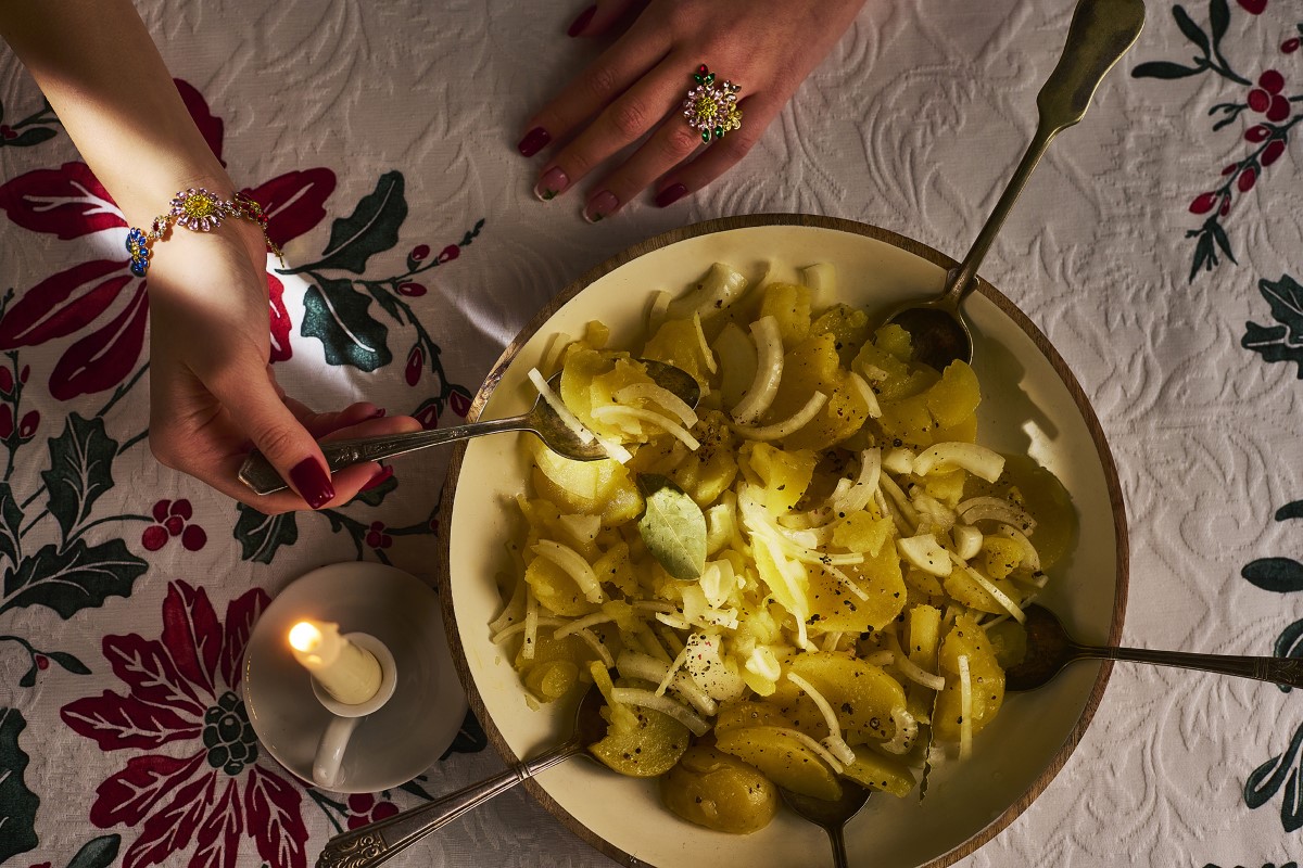 Bohatosť v jednoduchosti – Tradičné VIANOČNÉ menu - Zemiakový šalát s cibuľou